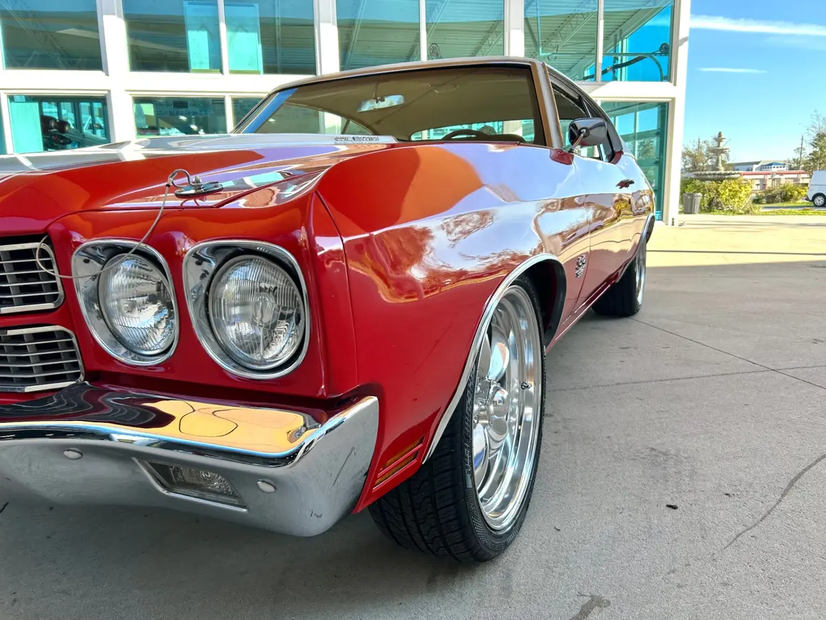 Vehicle photo 10