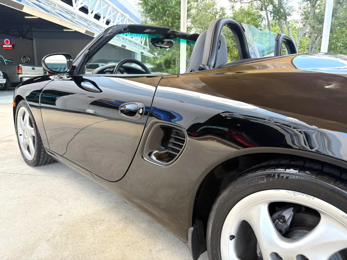 Vehicle photo 14