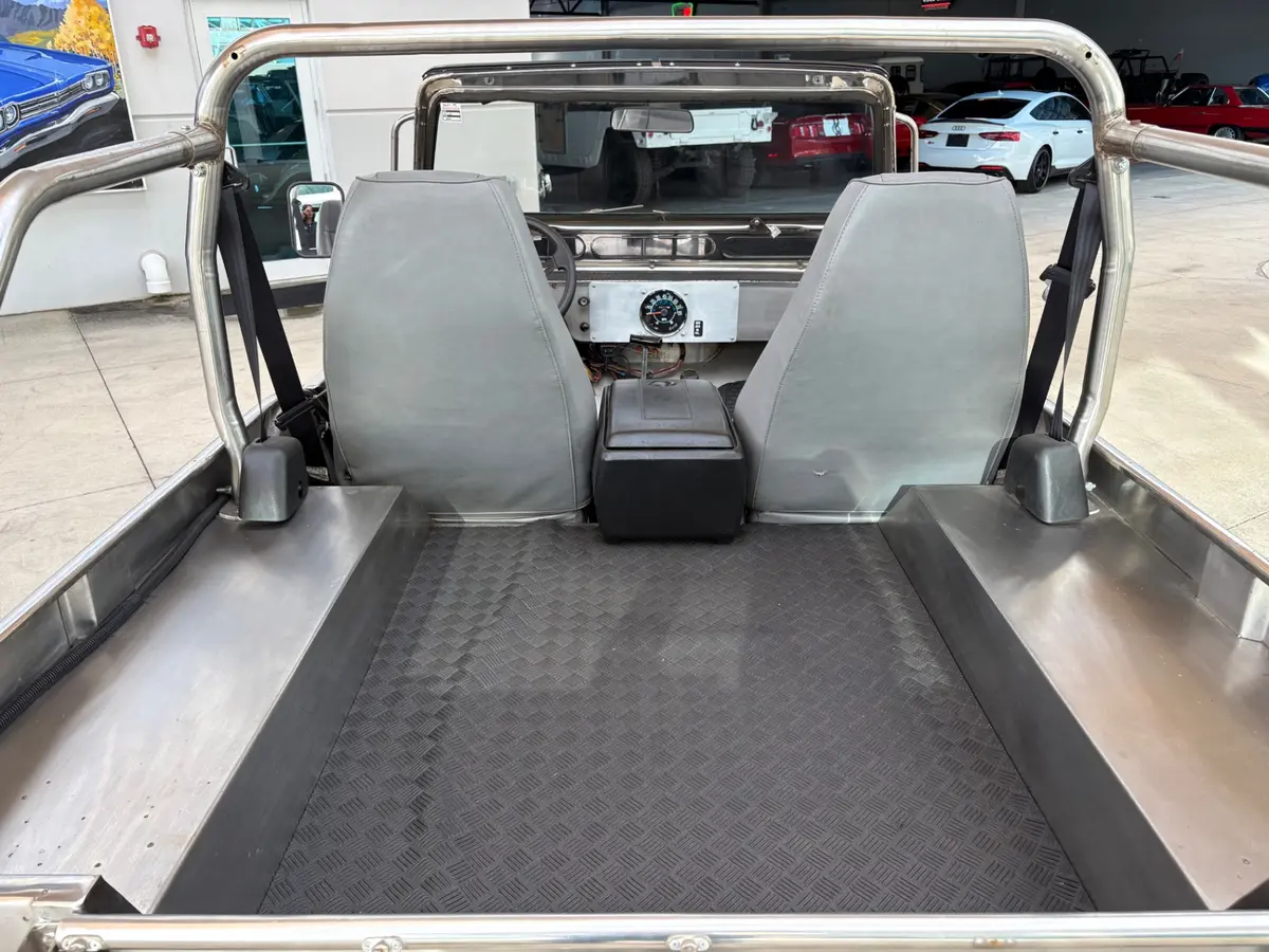 Vehicle photo 8