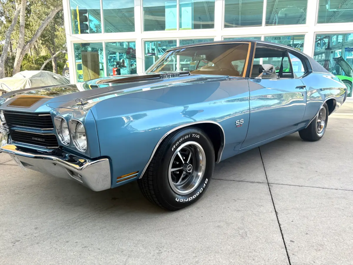Vehicle photo 13