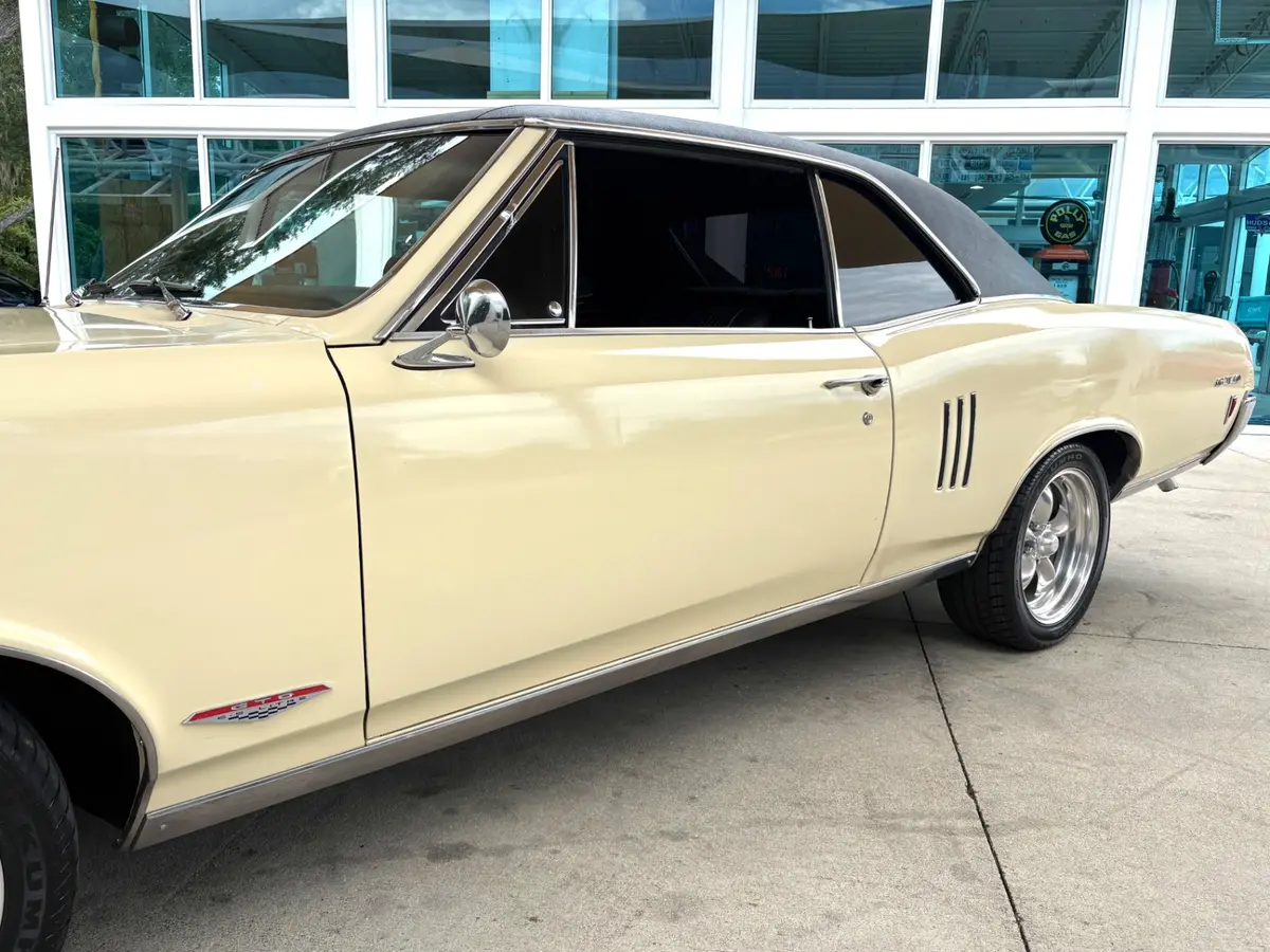 Vehicle photo 13