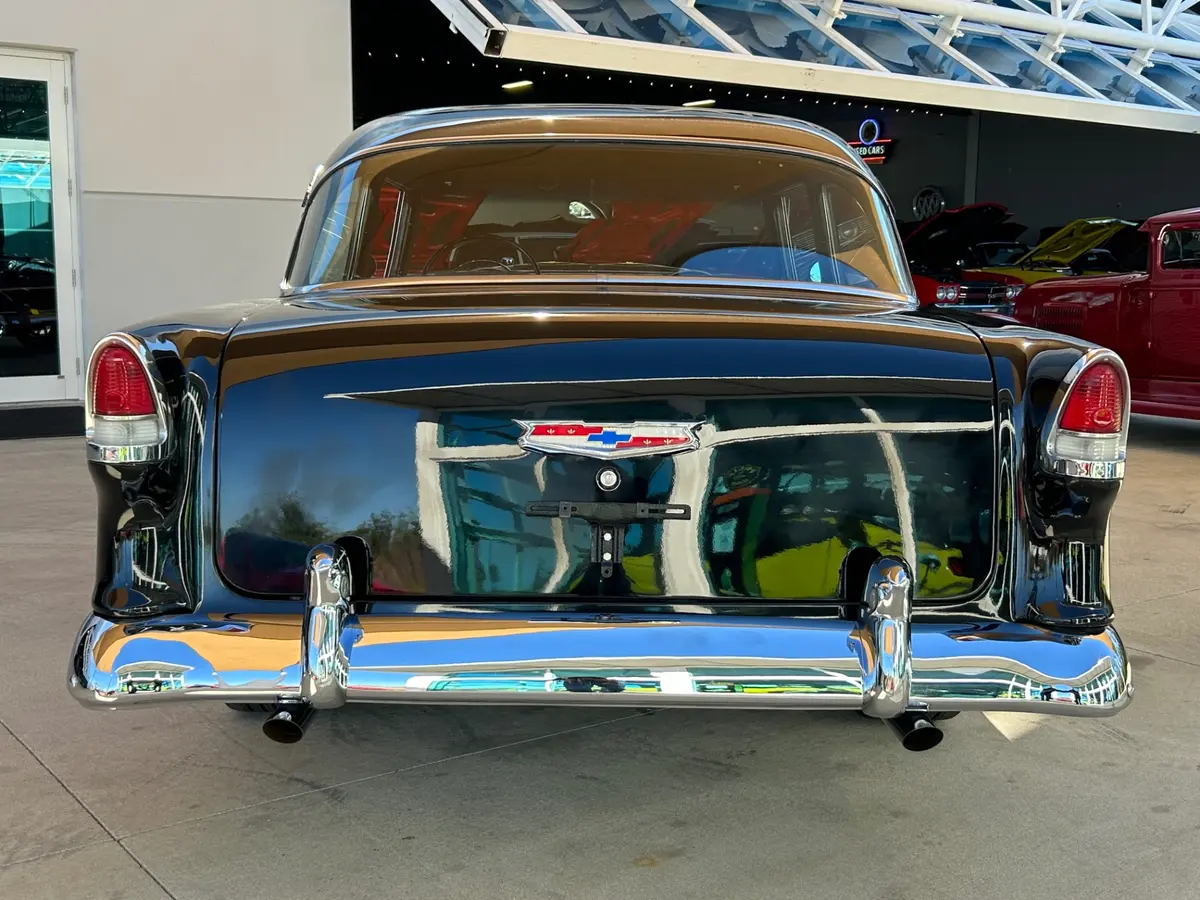 Vehicle photo 6