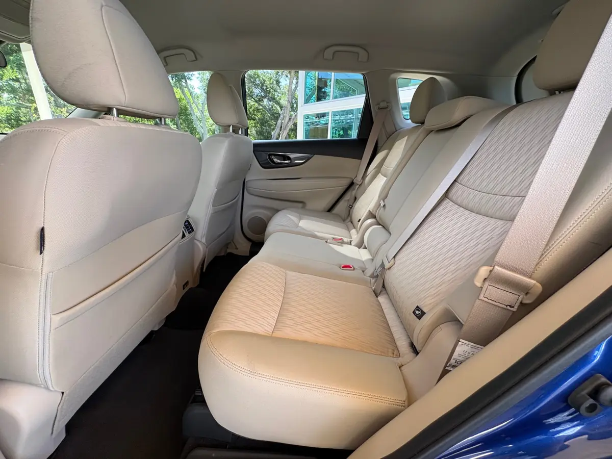 Vehicle photo 37