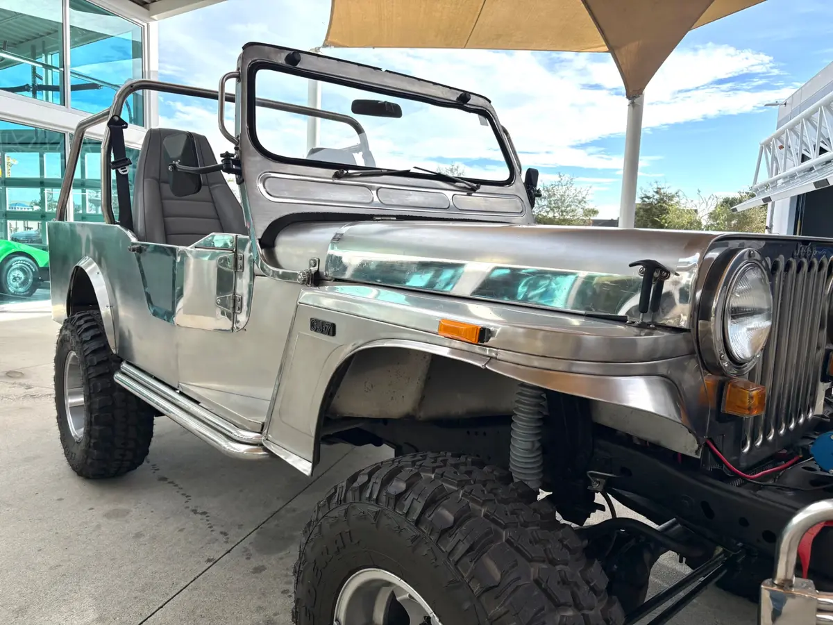 Vehicle photo 19