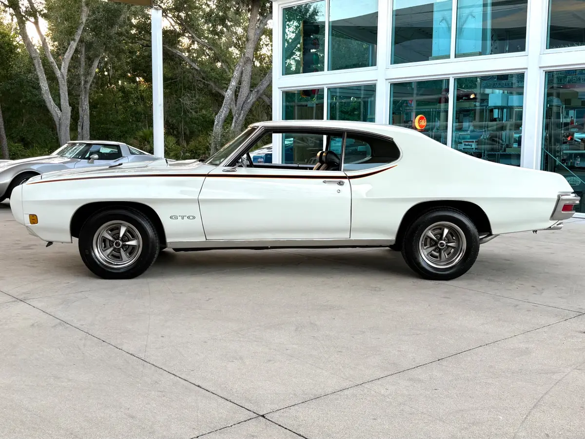 Vehicle photo 10