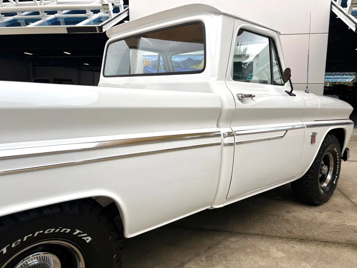 Vehicle photo 17