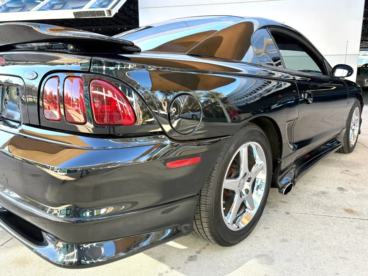 Vehicle photo 17
