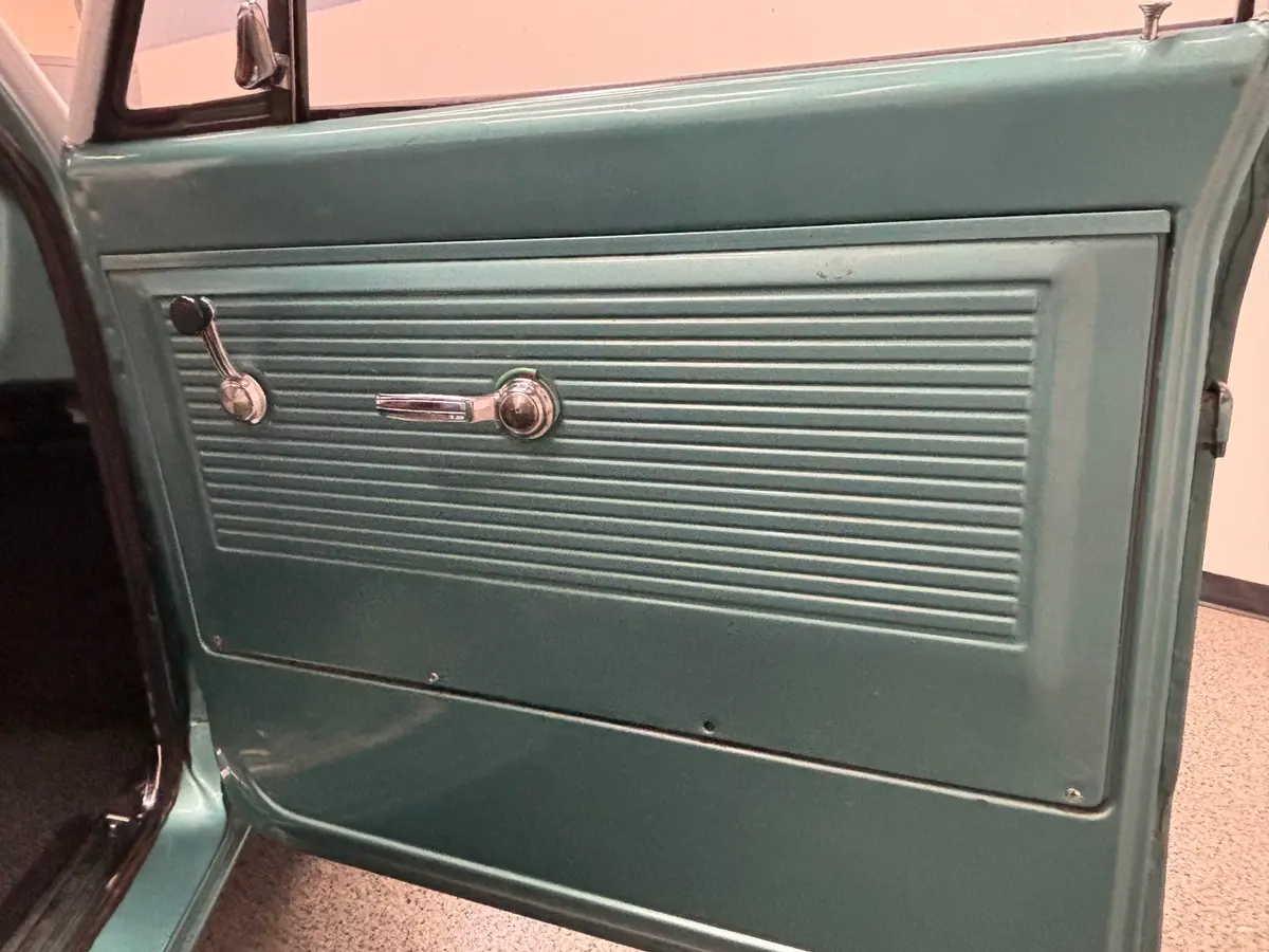 Vehicle photo 23