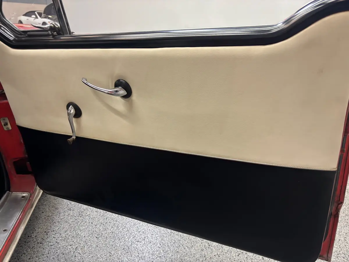 Vehicle photo 21