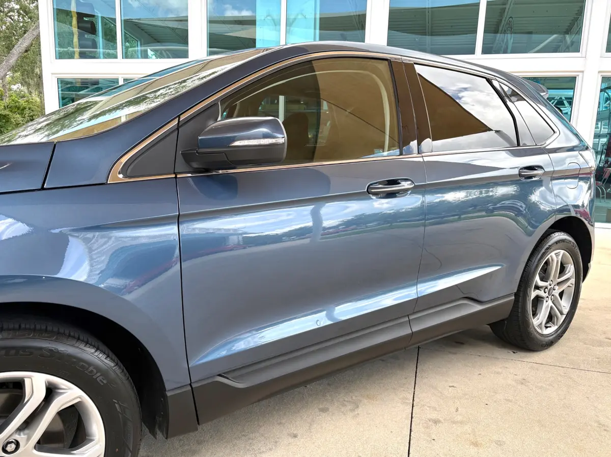 Vehicle photo 13