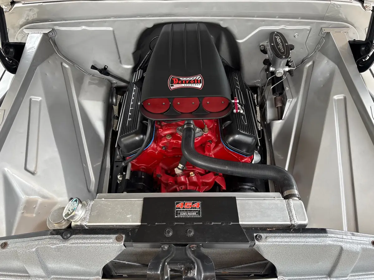 Vehicle photo 25