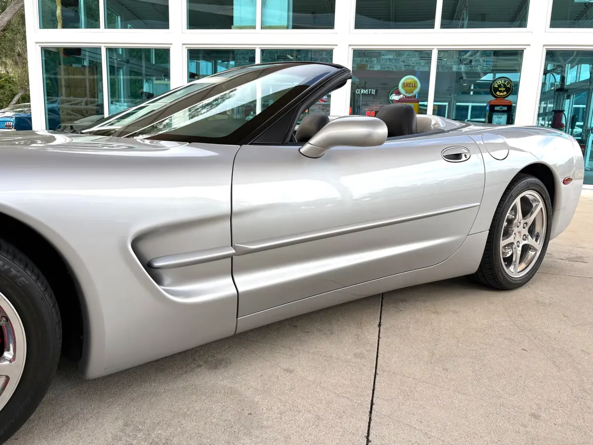 Vehicle photo 14