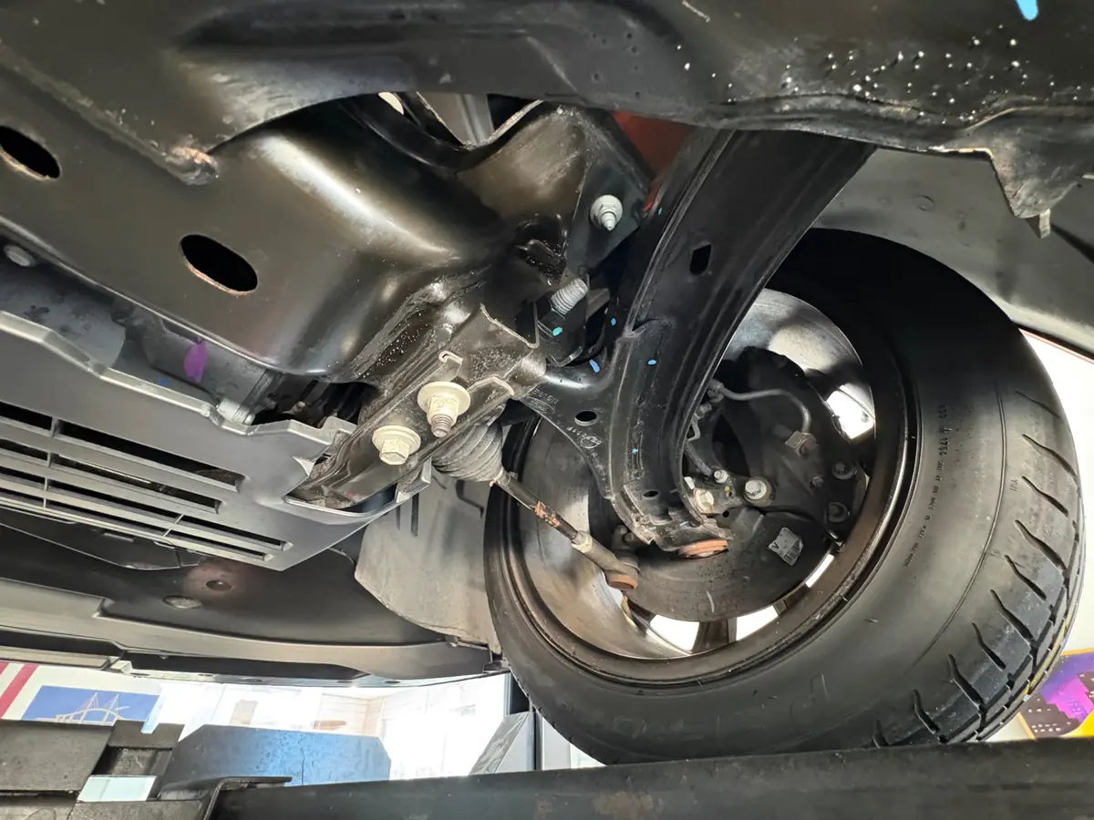 Vehicle photo 52