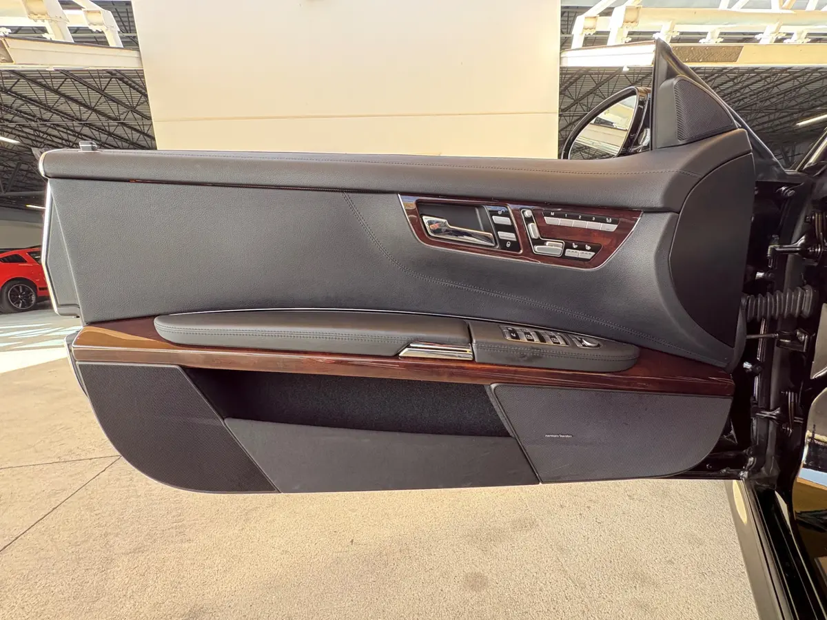 Vehicle photo 28