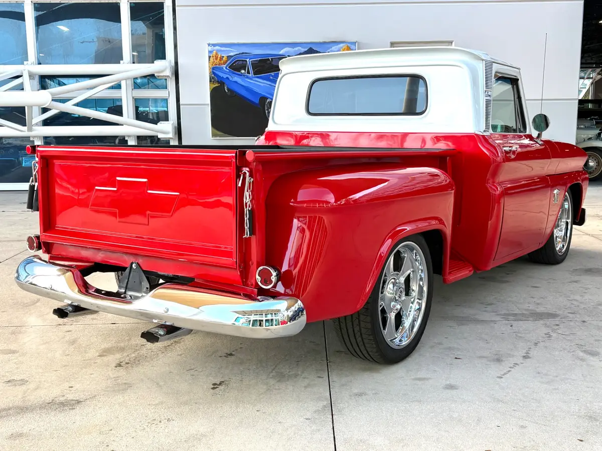 Vehicle photo 6
