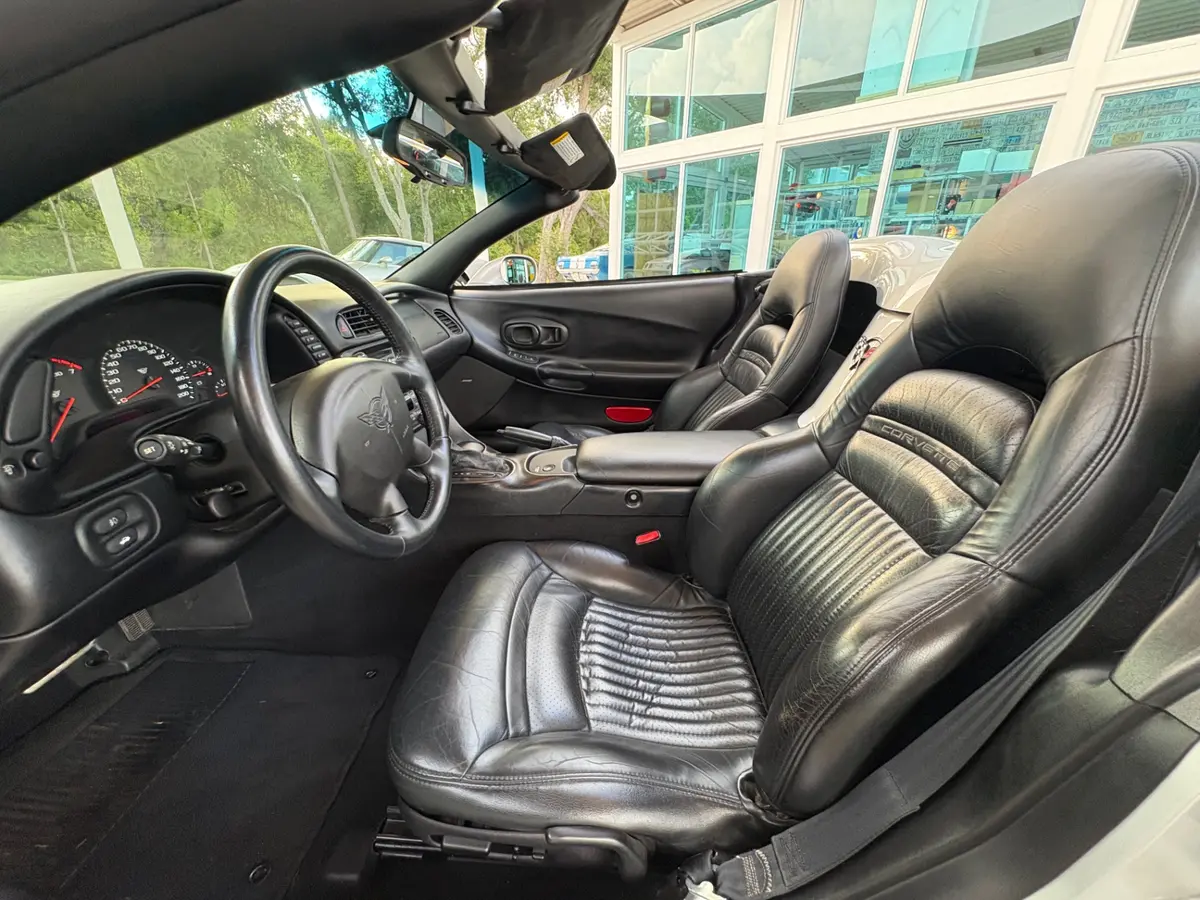 Vehicle photo 37