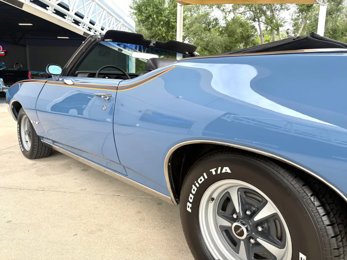 Vehicle photo 14