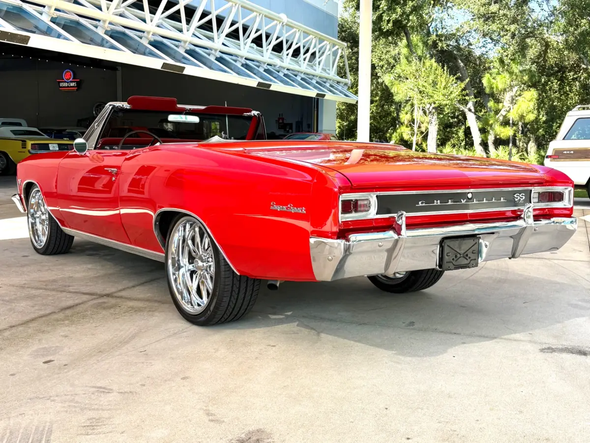 Vehicle photo 8