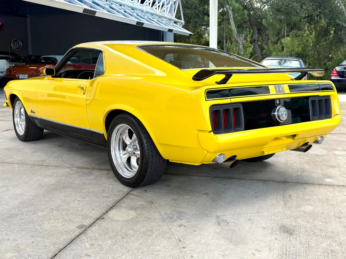 Vehicle photo 9