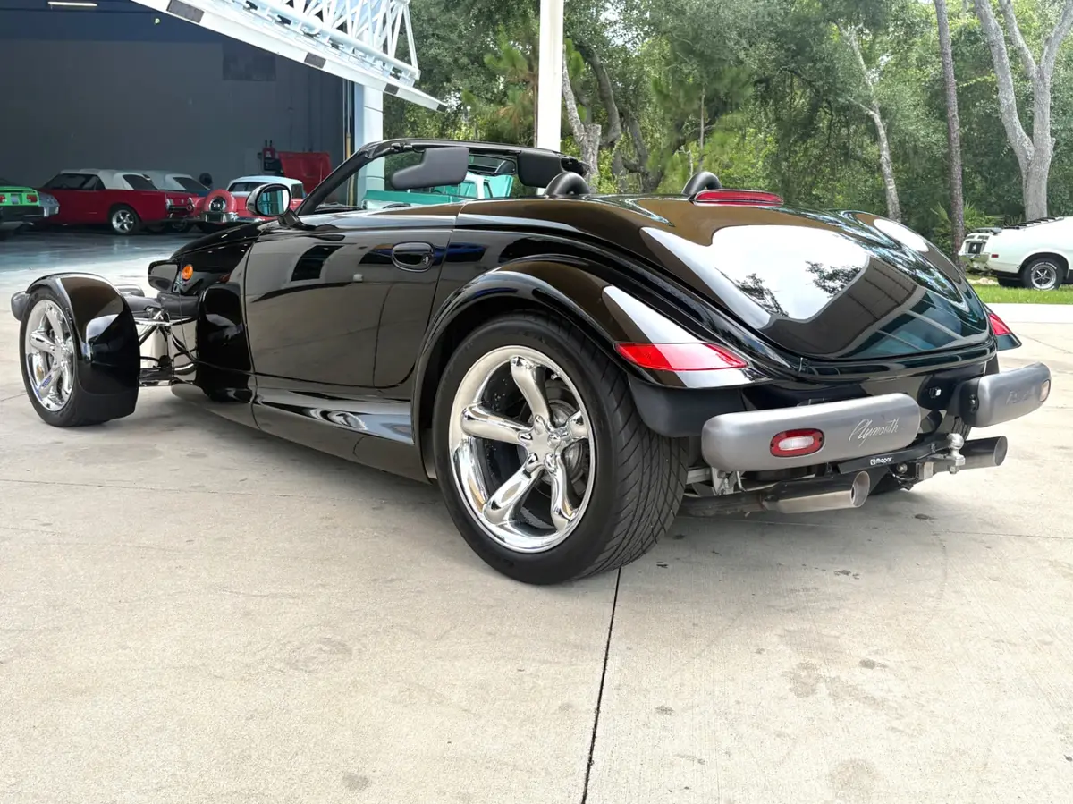 Vehicle photo 9