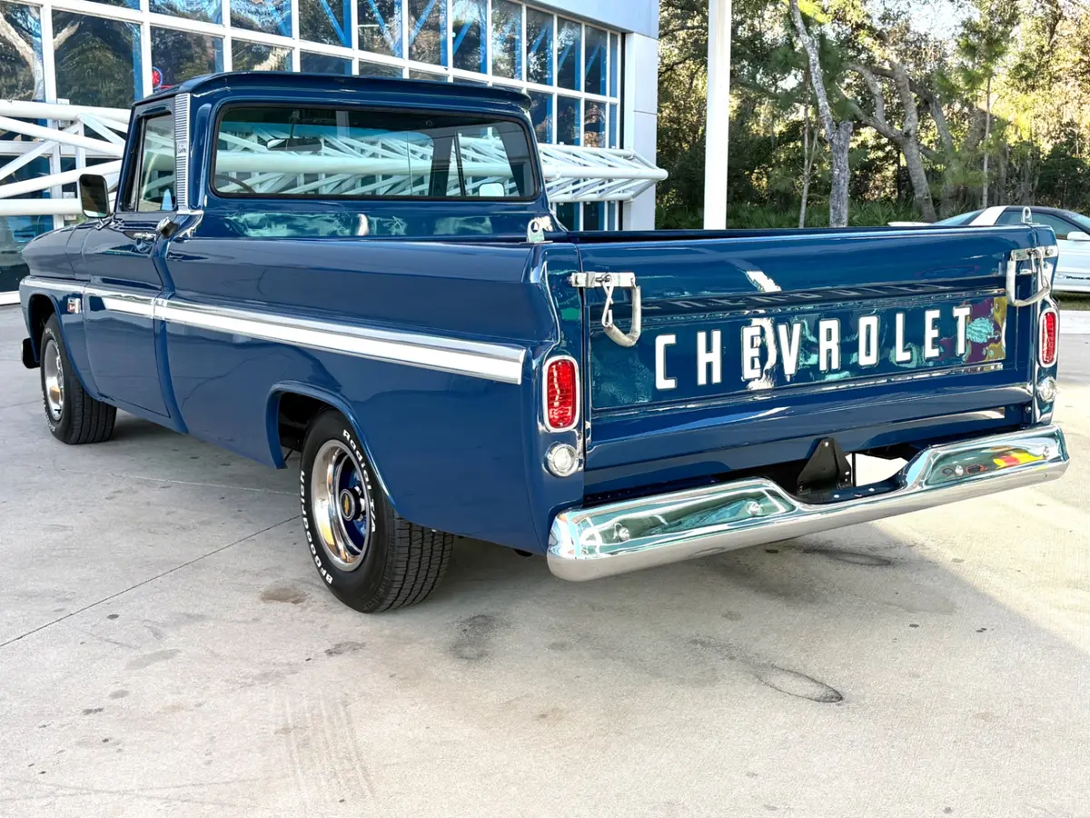 Vehicle photo 9