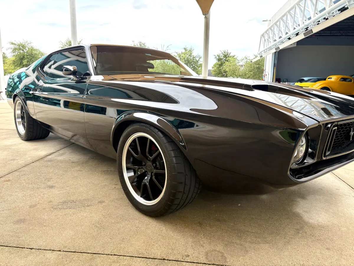 Vehicle photo 19