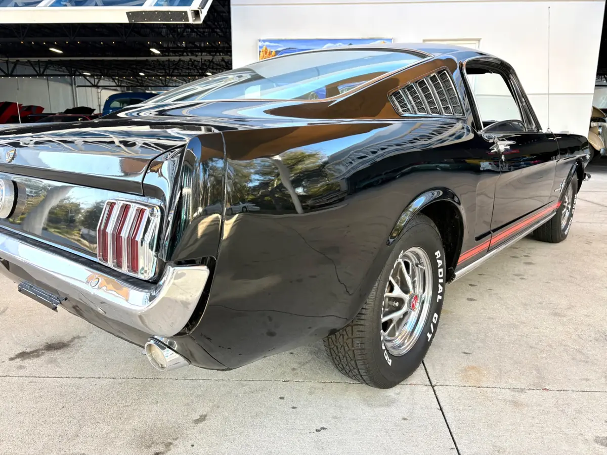 Vehicle photo 17