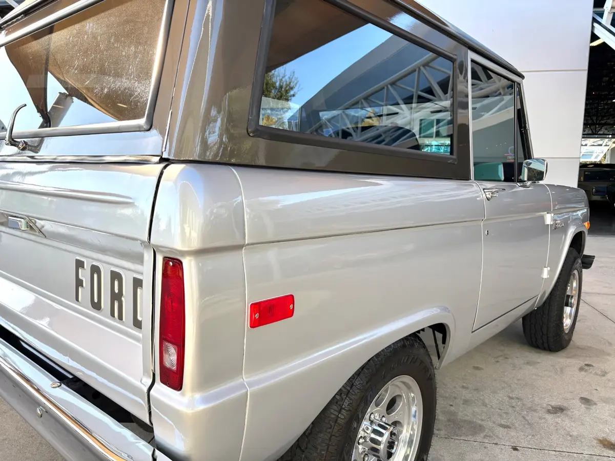 Vehicle photo 16