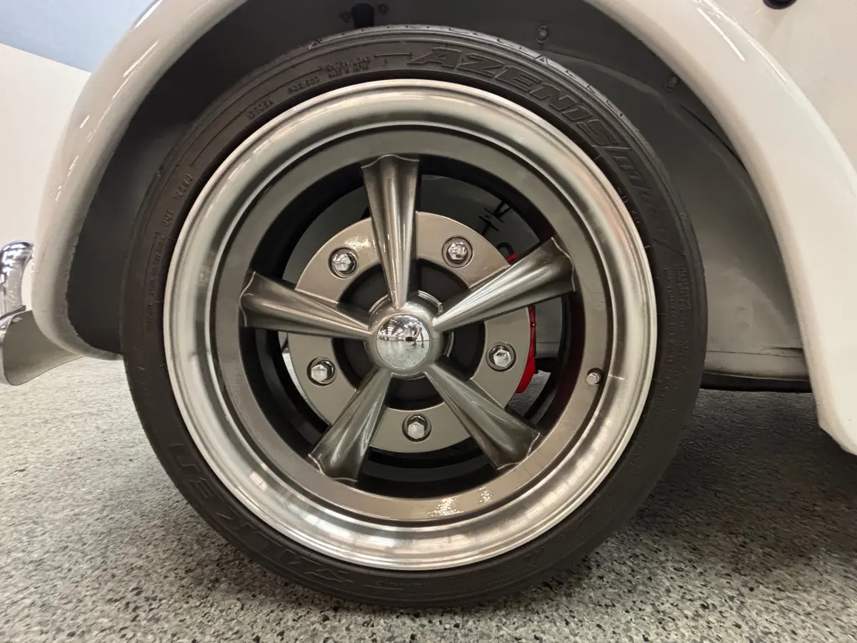 Vehicle photo 10