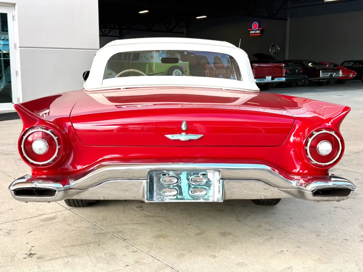 Vehicle photo 24