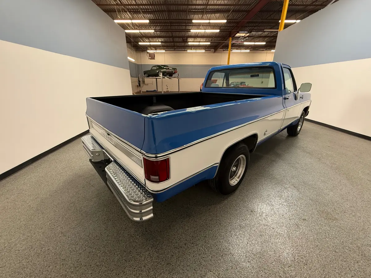 Vehicle photo 6