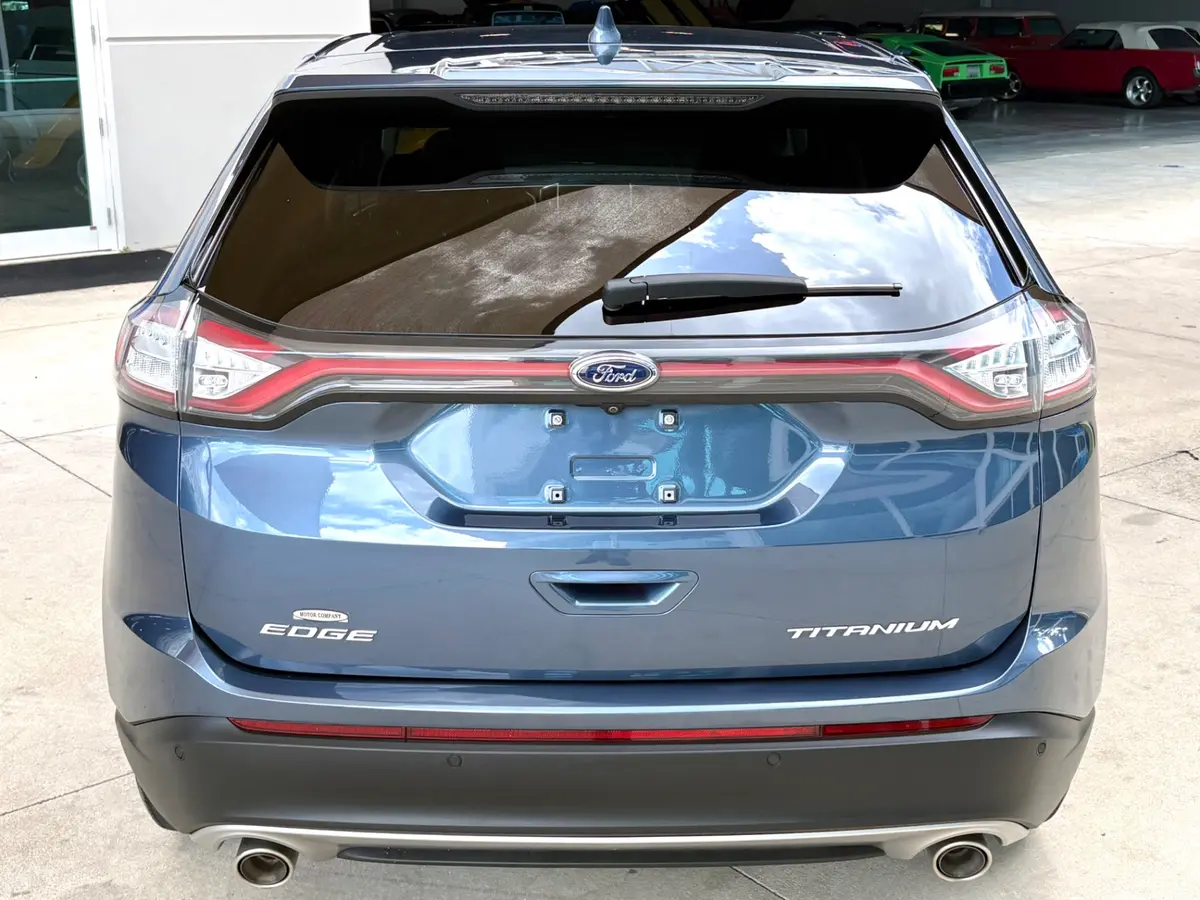 Vehicle photo 8