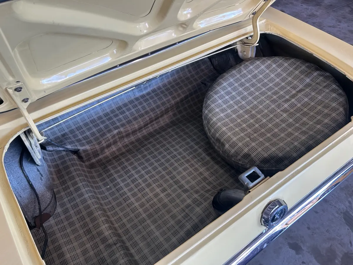 Vehicle photo 9