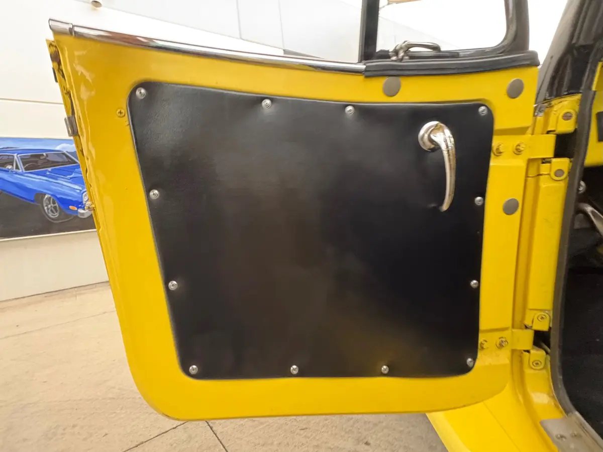 Vehicle photo 33