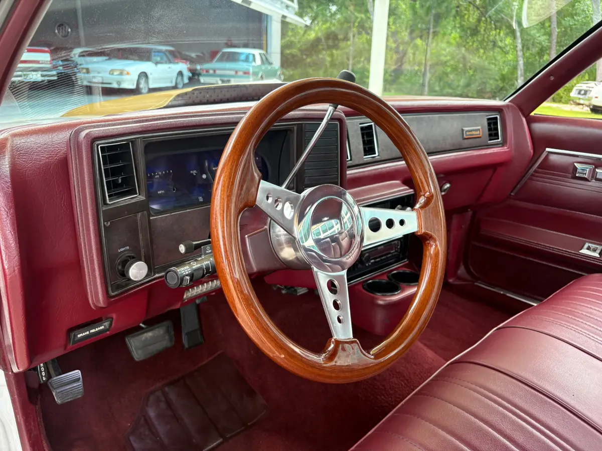Vehicle photo 30