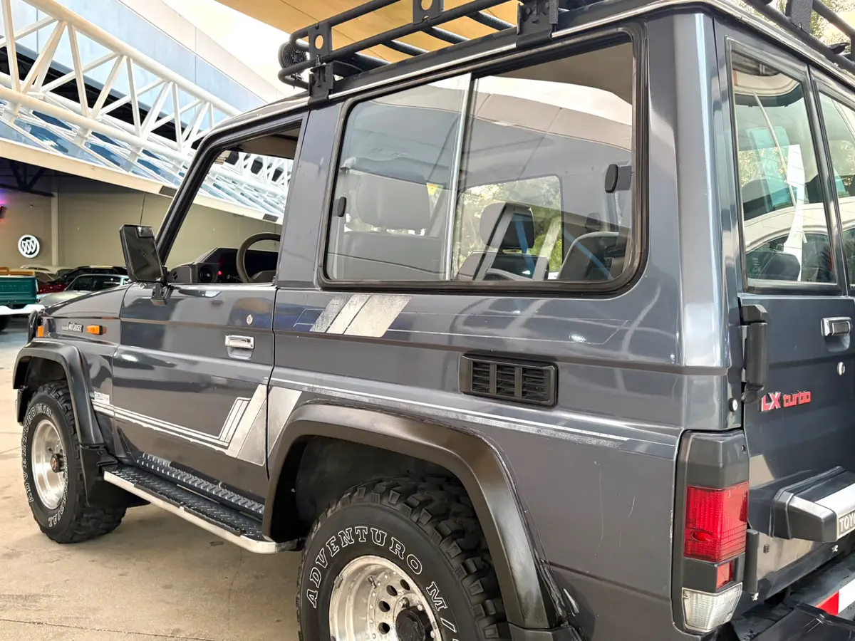 Vehicle photo 15