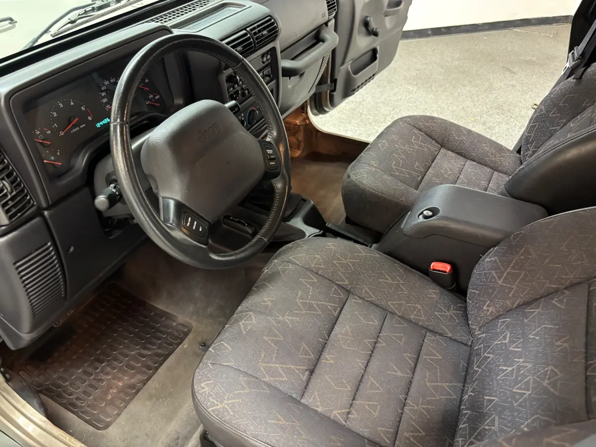 Vehicle photo 21