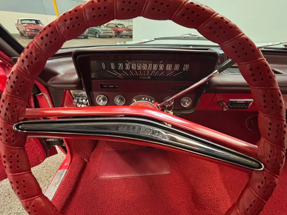 Vehicle photo 23