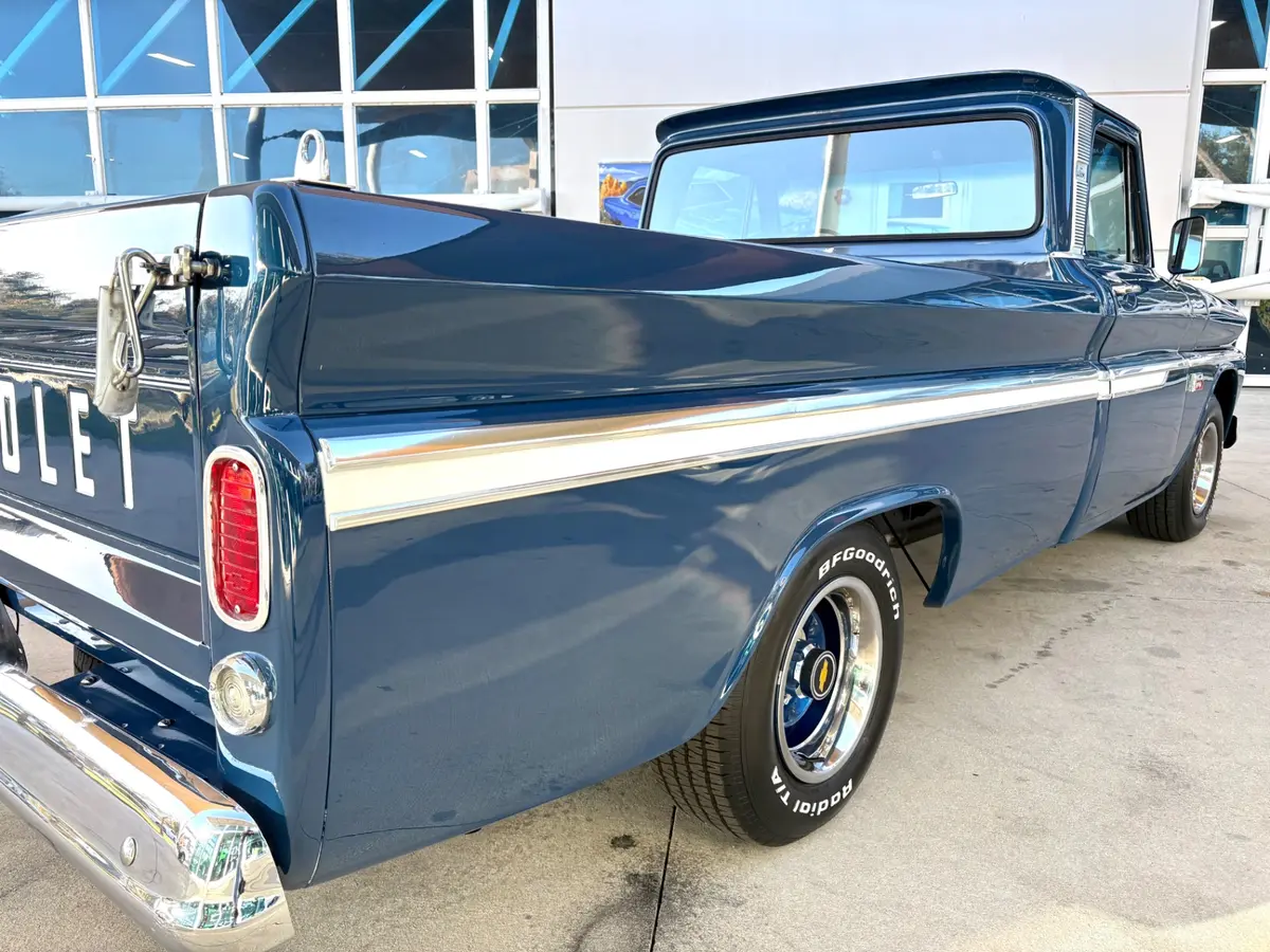 Vehicle photo 16