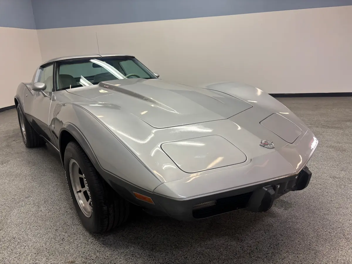 Vehicle photo 9