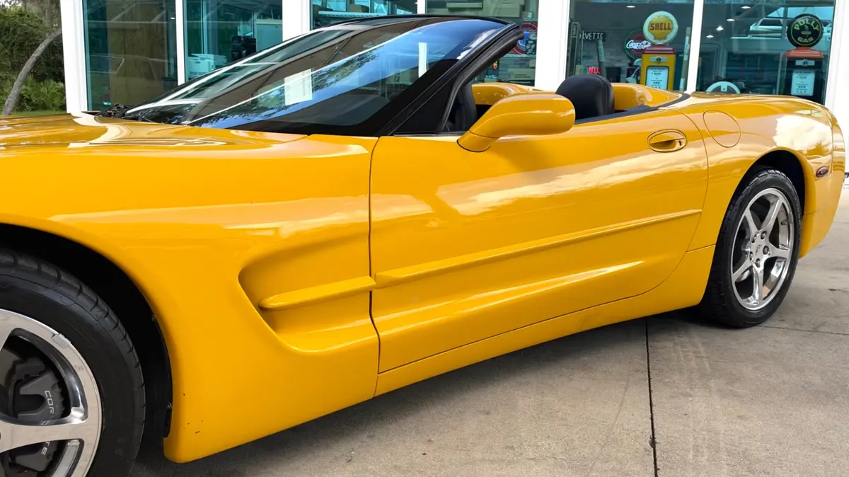 Vehicle photo 12