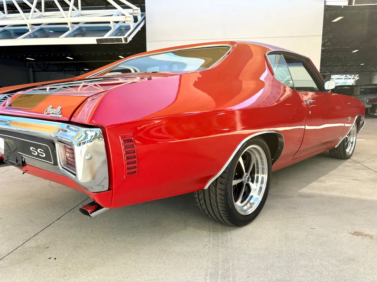 Vehicle photo 17