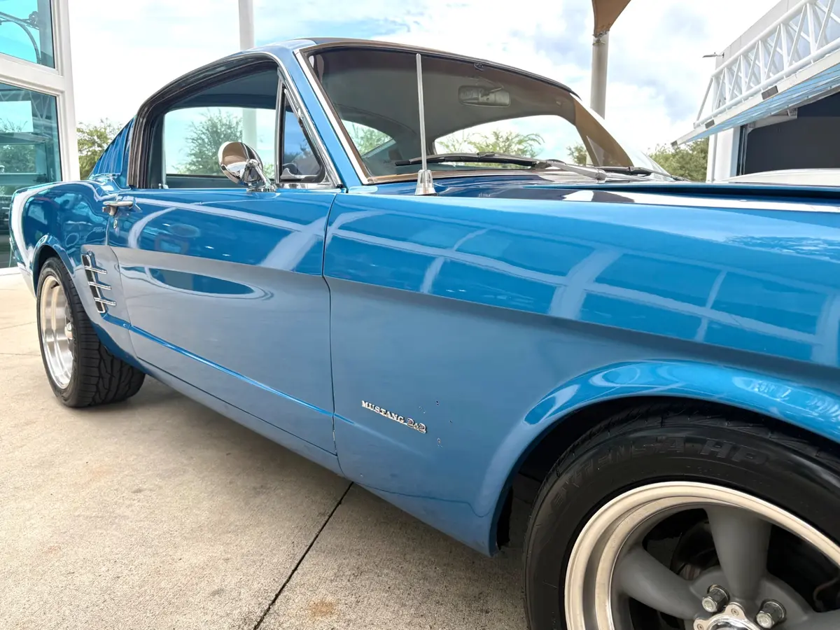 Vehicle photo 18