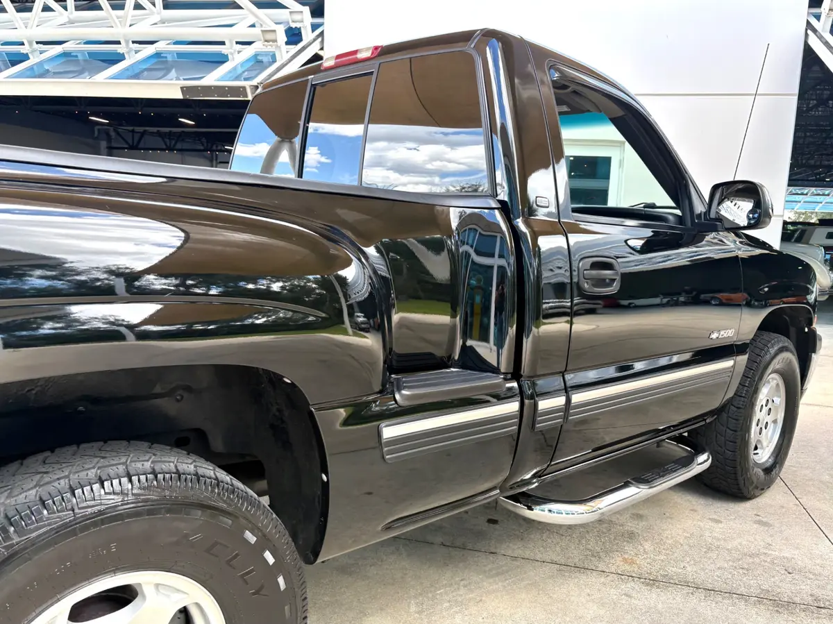 Vehicle photo 16
