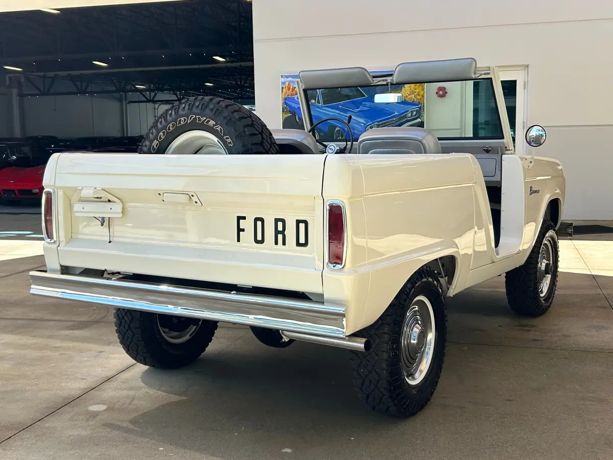 Vehicle photo 5