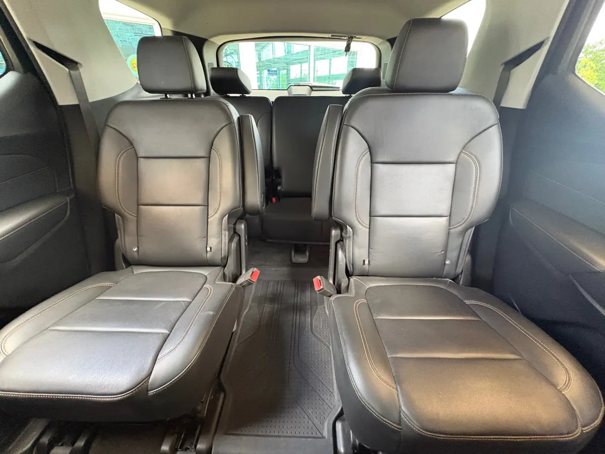 Vehicle photo 33