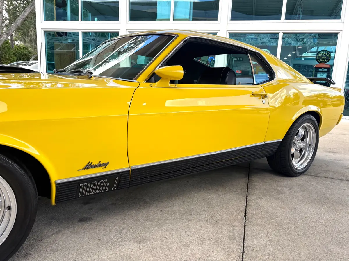 Vehicle photo 13