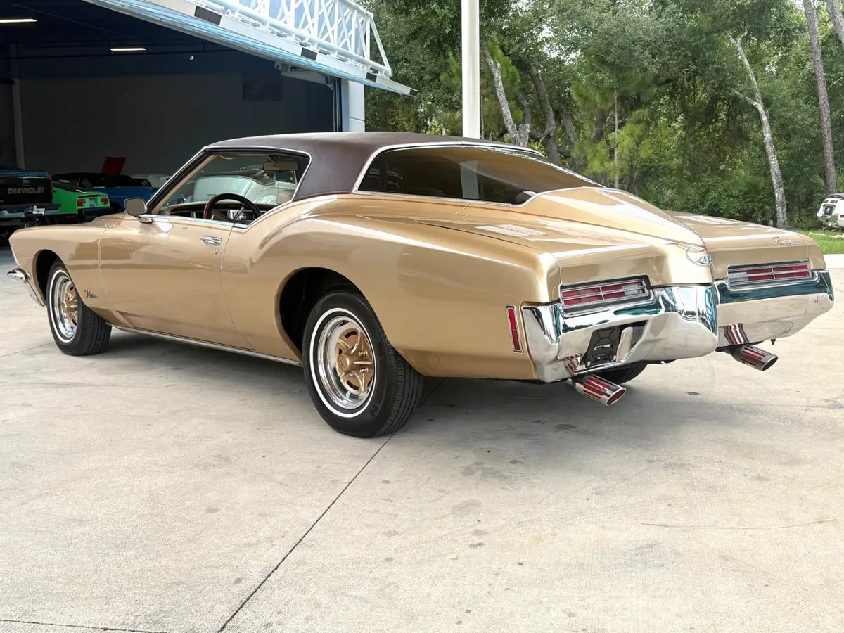 Vehicle photo 9