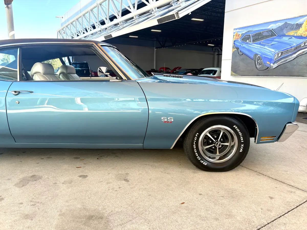 Vehicle photo 28