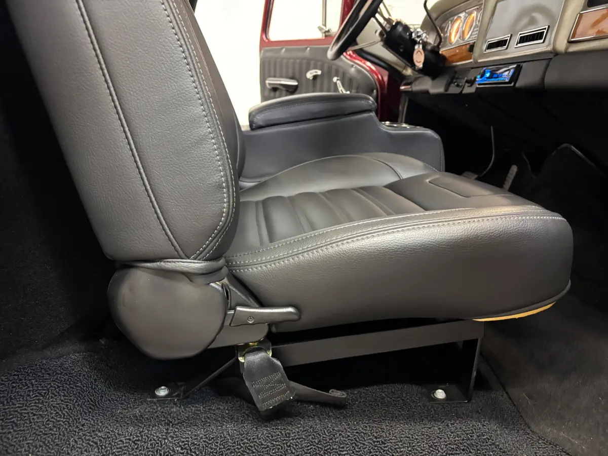Vehicle photo 30